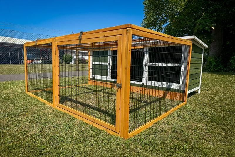 Thumper Green XL Rabbit Hutch with Run - Image 1